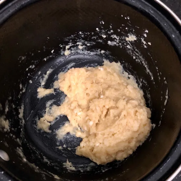 Masak kaldu ayam dan margarin hingga meleleh. Lalu masukkan tepung terigu. Setelah adonan terbentuk angkat dan dinginkan.