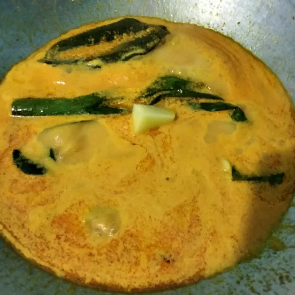 Setelah mendidih masukan kentang dan aduk rata