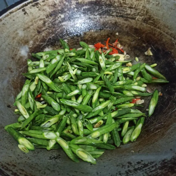 Masukkan kacang panjang yang telah diiris dan dicuci bersih. Tumis hingga merata dengan bumbu.