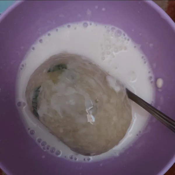 Celupkan perkedel ke dlm larutan terigu lalu balur dgn tepung panir. Simpan dikulkas selama minimal 15menit agar panir menempel sempurna.