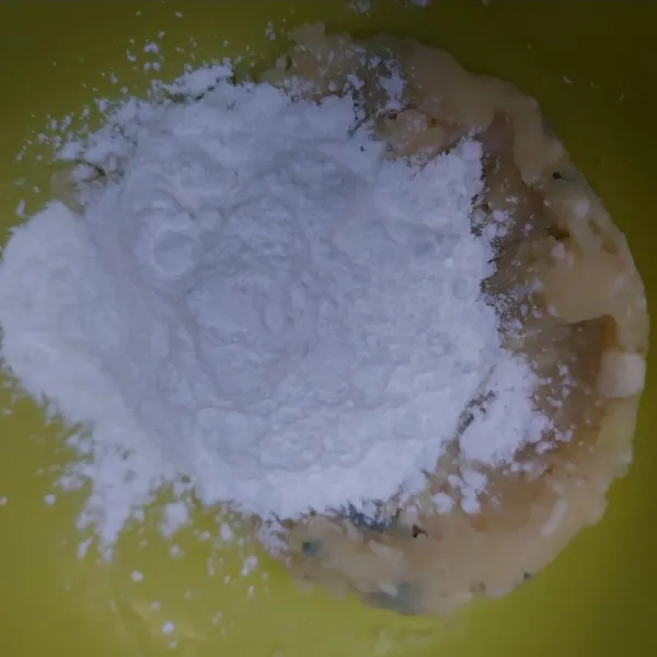 Masukan tepung maizena, kemudian uleni hingga dapat dibentuk.