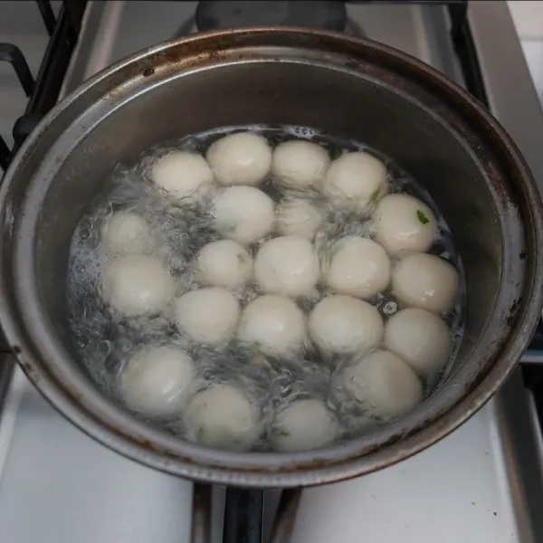 Rebus cilok yang masih mentah kedalam air mendidih hingga cilok mengambang. Angkat dan tiriskan.