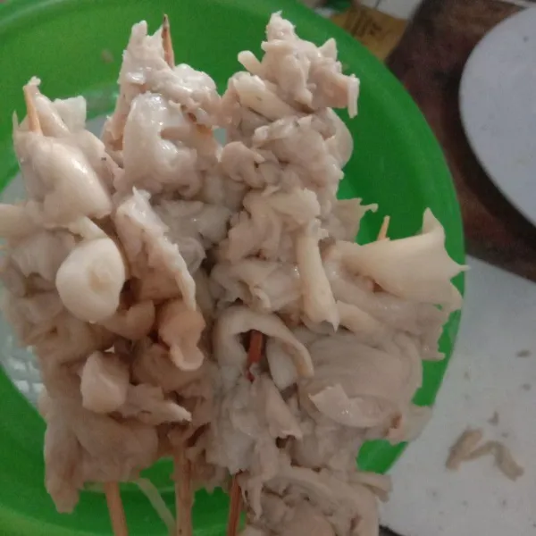 Peras jamur sampai tidak berair lalu tusuk-tusuk pada tusukan sate.