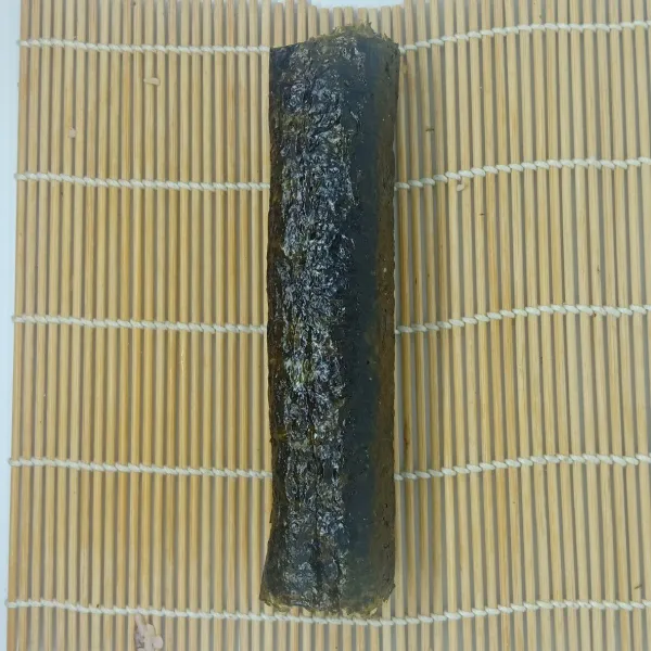 Potong-potong kimbab setebal 1 1/2 hingga 2 cm.