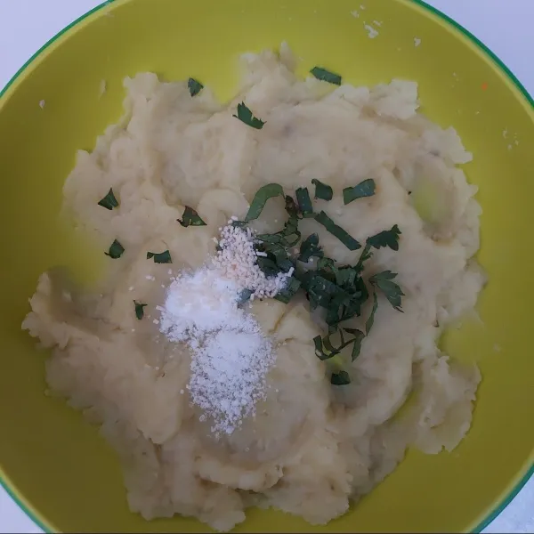 Campurkan kentang halus dg bawang putih bubuk, seledri, kaldu jamur, garam dan lada. Aduk rata.