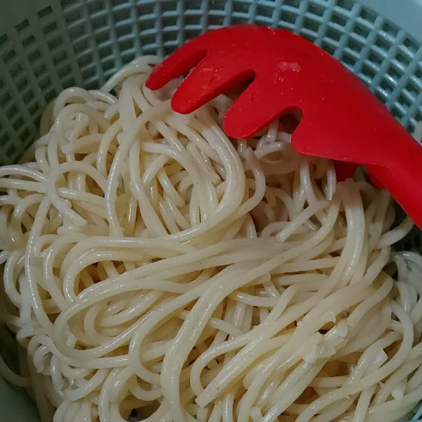 Didihkan air, beri garam dan minyak sayur. .asukan spagheti, rebus sampai aldente. angkat, tiriskan.