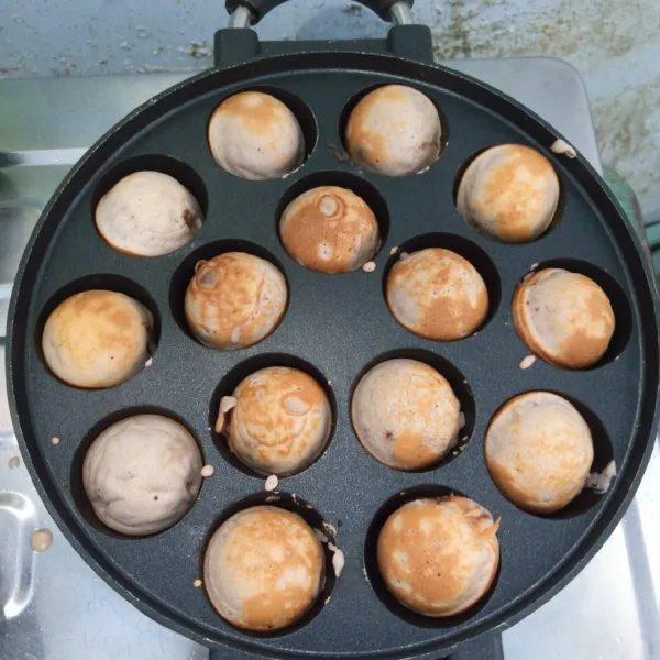 Balik adonan. Panggang sampai matang. Angkat dan sajikan bersama taburan gula halus.