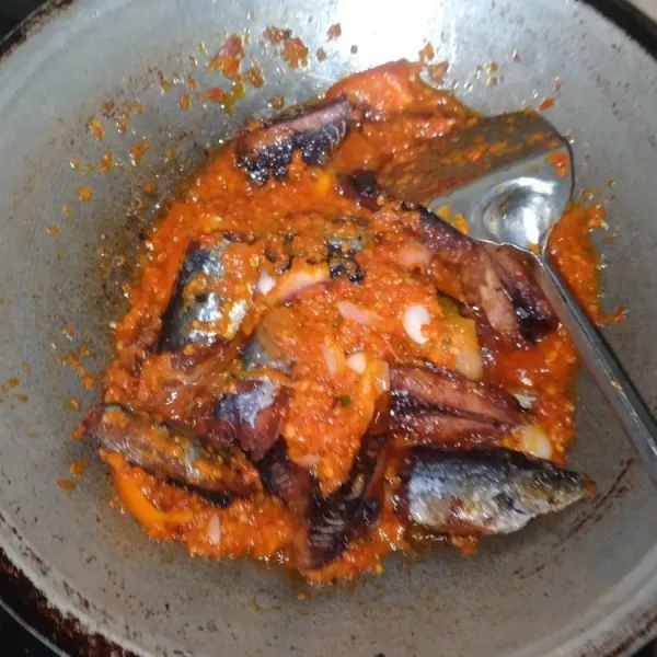 Masukkan ikan tongkol yang sudah digoreng. Aduk sampai sampai bumbu meresap. kemudian koreksi rasa, matikan api kompor & siap dihidangkan.