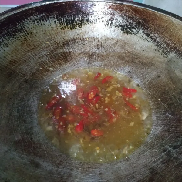 Masukkan air dan saos tiram. Masak sampai mendidih.
