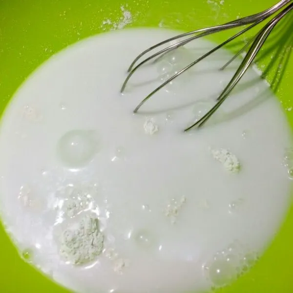 Membuat bubur sumsum : Campur tepung beras & garam. Tuangi setengah bagian bahan santan (250 ml), aduk rata jangan ada yang bergerindil.