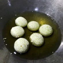Masukkan onde ke dalam wajan saat minyak masih dingin, supaya tidak meletus nantinya. Goreng dengan api sedang cenderung kecil. Sesekali balik supaya matangnya merata. Angkat, tiriskan.