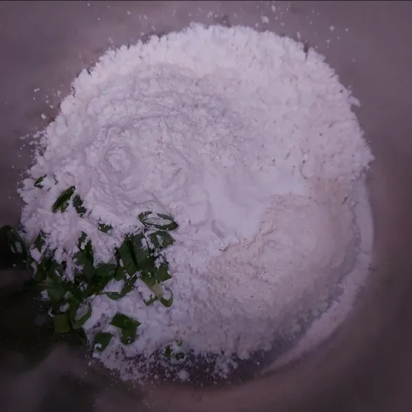 Membuat Cilok :
Panaskan air, tambahkan garam, lada bubuk dan kaldu jamur. Masak sampai mendidih. Campur rata tepung kanji, terigu, daun bawang dan bawang putih bubuk. Sisihkan.