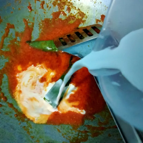 Masukan santan, aduk terus supaya santannya tidak mengumpal. Tunggu sampai mendidih