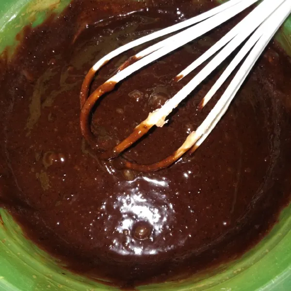 Lalu masukkan coklat leleh ke dalam adonan tepung. Aduk hingga rata.