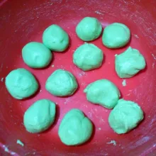 Uleni hingga kalis, bagi adonan jadi masing-masing 20 gr.