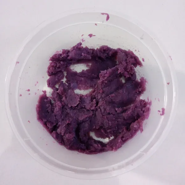 Kukus ubi ungu. Kemudian ulek sampai halus.