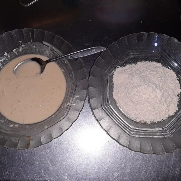 Siapkan tepung di dalam 2 wadah, yang satu dicampur dengan air dingin dan yang satu lagi biarkan kering.
