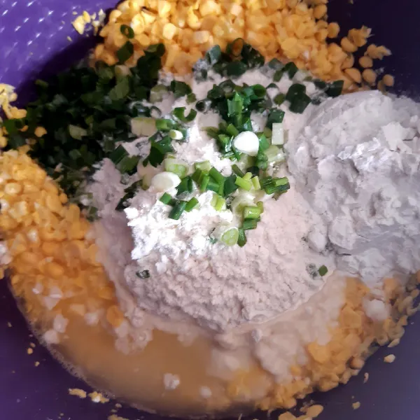 Campur jagung, tepung beras, tepung terigu, daun bawang, daun seledri dan air. Aduk rata. Tambahkan bumbu halus. Aduk rata kembali.