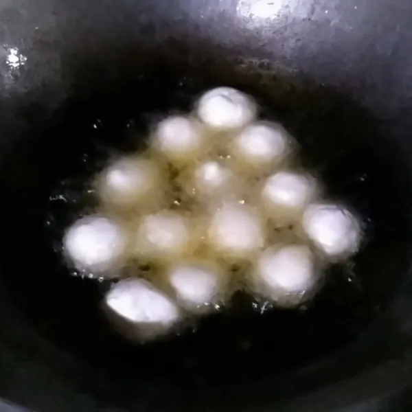 Panaskan minyak lalu goreng bola ketan dgn api kecil.