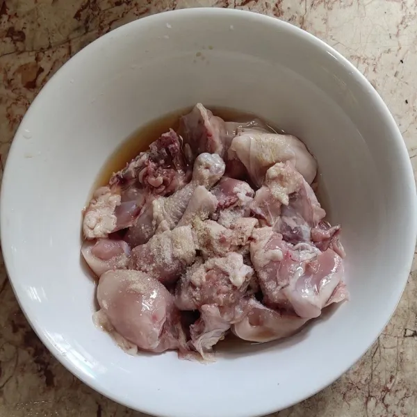 Cuci bersih ayam. Lalu potong-potong kecil atau sesuai selera.