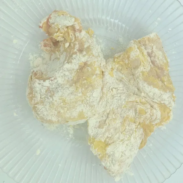 Balurkan ayam kedalam tepung tapioka, kemudian telur, lalu campuran tepung terigu. Kemudian goreng ayam hingga matang.