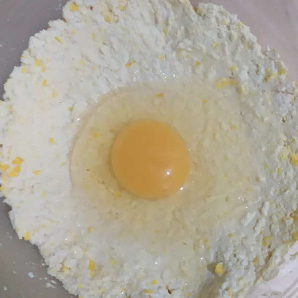 Masukan telur, aduk rata.