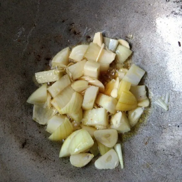 Panaskan wajan dengan minyak secukupnya tumis bawang putih dan bawang bombay hingga harum