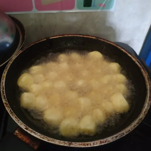 Panaskan minyak goreng. Masukkan potongan potato. Goreng sampai berwarna kuning keemasan.