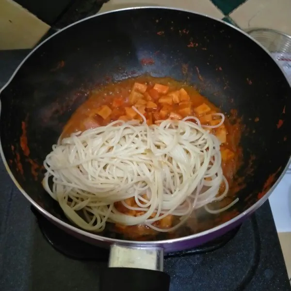 Masukkan pasta yang sudah direbus, garam, gula, kecap inggris kemudian tambahkan 10 sdm air. Masak hingga matang