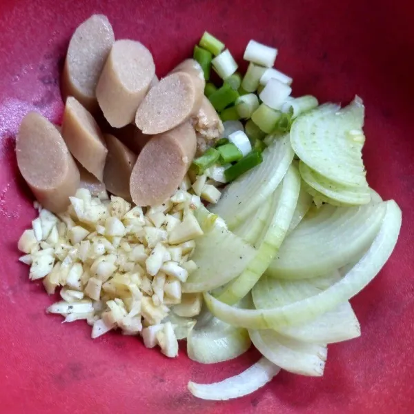 Potong sosis, bawang bombai dan daun bawang, cincang bawang putih.