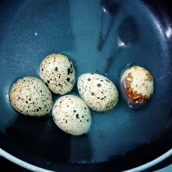 Bersihkan telur puyuh dan rebus telur sampai matang lalu kupas kulitnya