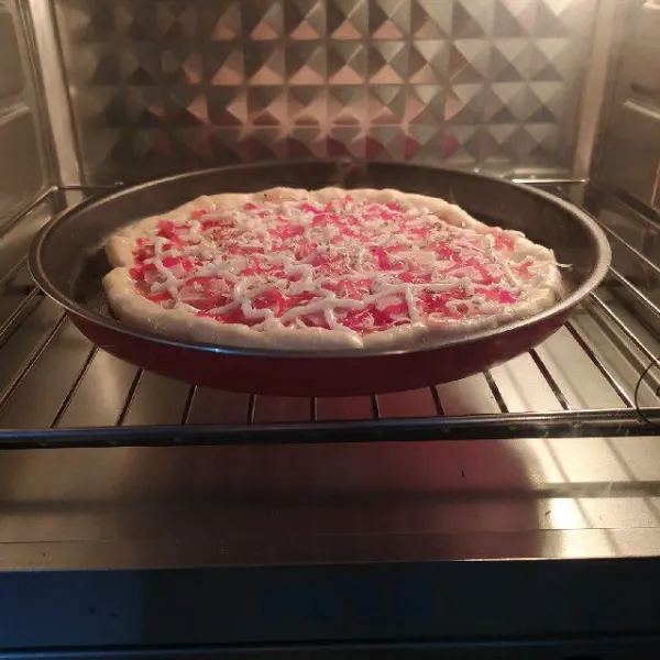 Panaskan oven disuhu 200°C selama 10 menit. Kemudian panggang pizza selama 20-30 menit dengan api atas bawah. Suhu dan waktu tiap oven berbeda, jadi kenali ovenmu. Setelah matang, biarkan dingin dan potong-potong.