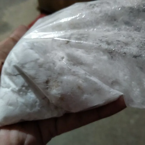 Siapkan plastik kiloan lalu campur gula halus dan kayumanis bubuk secukupnya, masukkan donat ketan, kocok" agar gula terbalur rata.