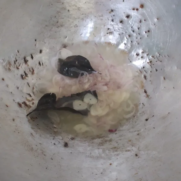 Iris bawang merah dan bawang putih. Tumis bersama daun salam hingga matang.