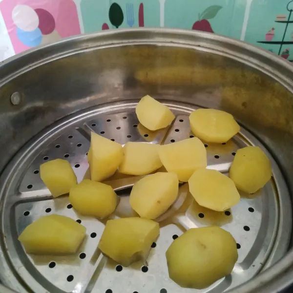 Kukus kentang sampai lunak.