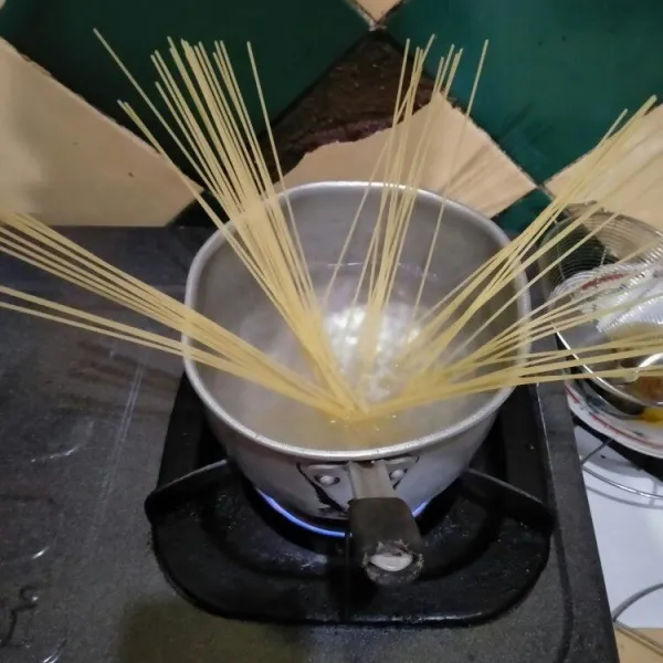 Rebus pasta sekitar 8-10 menit. Kemudian tiriskan