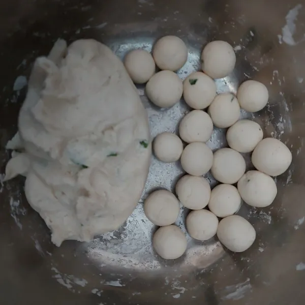 Masukkan air panas kedlm adonan tepung sedikit demi sedikit sambil diuleni hingga rata dan mudah dibentuk. Bentuk adonan menjadi bulat. Lakukan sampai adonan habis.