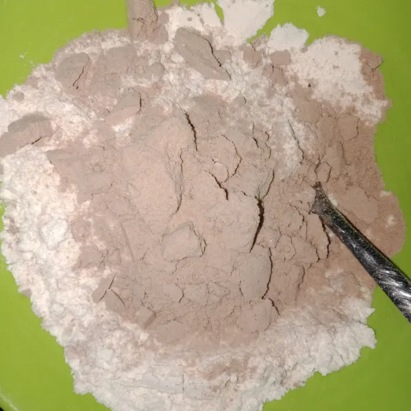 Lalu campurkan tepung terigu & bubuk coklat. Aduk rata dan sisihkan.