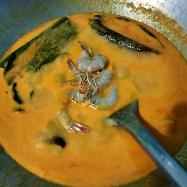Lalu masukan udang, aduk sampai udang berubah warna dan kentang sudah mulai empuk