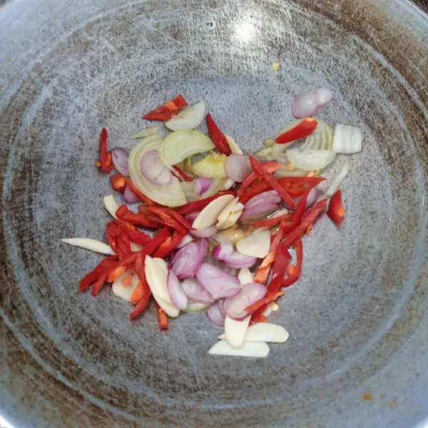 Tumis bawang merah, bawang putih, cabai merah dan bawang bombay sampai harum dan layu.