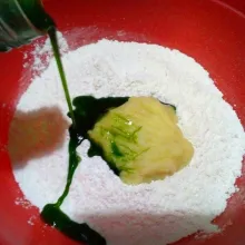 Haluskan kentang, campur dengan tepung ketan, gula & garam. Campur air hangat & pasta greentea, aduk rata. Tuang ke dalam campuran tepung ketan & kentang.