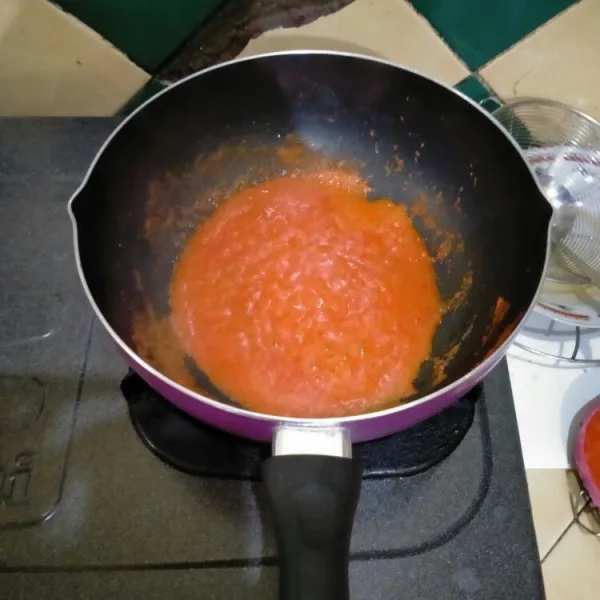 Siapkan wajan atau teflon, beri sedikit minyak kemudian masukkan bumbu halus. Tumis hingga harum