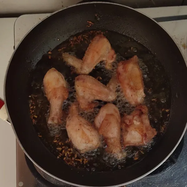 Goreng dengan api sedang hingga kecoklatan dan kering.