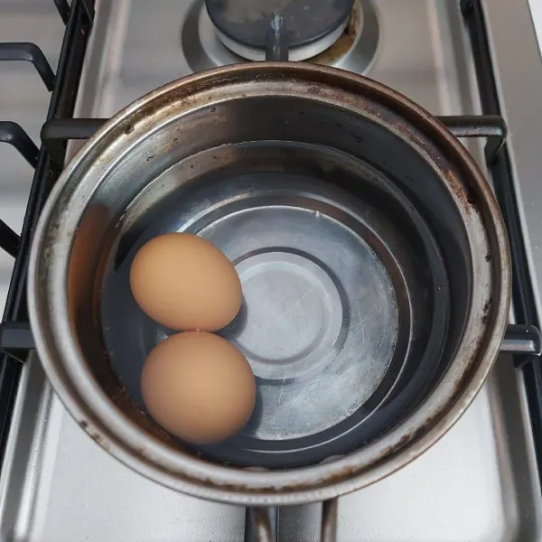 Rebus telur hingga matang, kupas kulitnya lalu sisihkan.