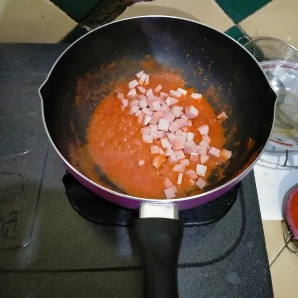 Masukkan sosis. Aduk rata