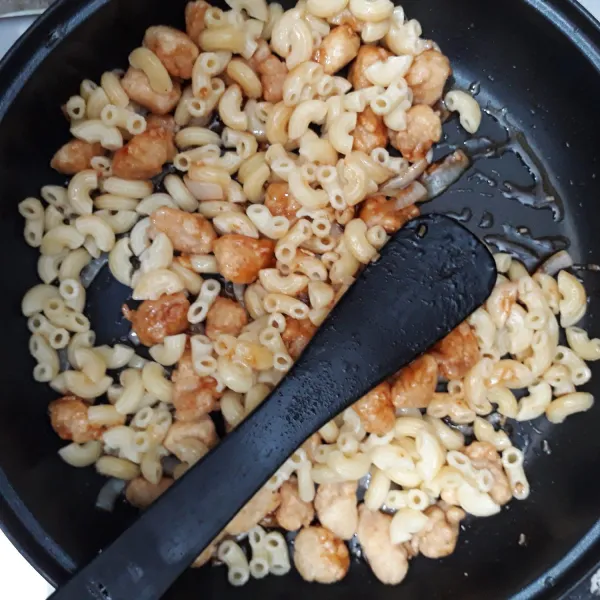 Masukkan macaroni rebus, lalu aduk rata dan masak beberapa saat hingga bumbu meresap.