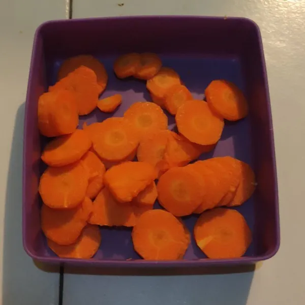 Kupas wortel, cuci bersih, potong agak tipis.