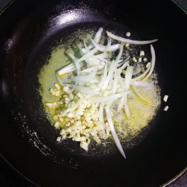 Tumis bombay dan bawang putih hingga harum.