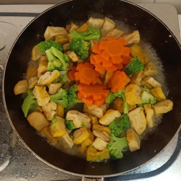 Masukkan brokoli, wortel dan tahu. Beri bumbu dan sedikit air, masak hingga bumbu meresap