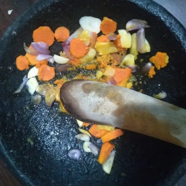 Ulek kunyit, bawang merah dan bawang putih sampai halus.